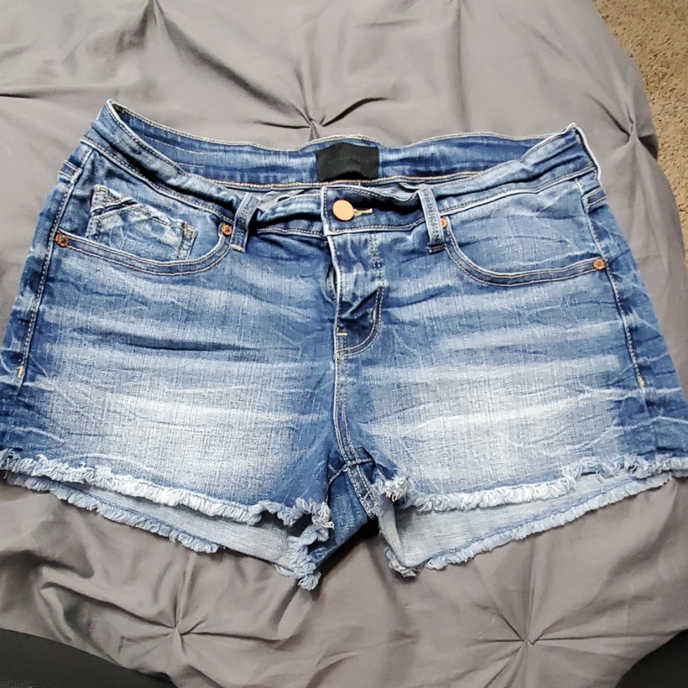 Buckle black shorts